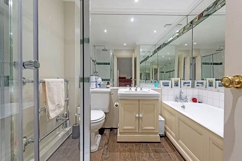 HouseWherePrinceAndrewAndVirginiaRobertsHadSex InTheBath